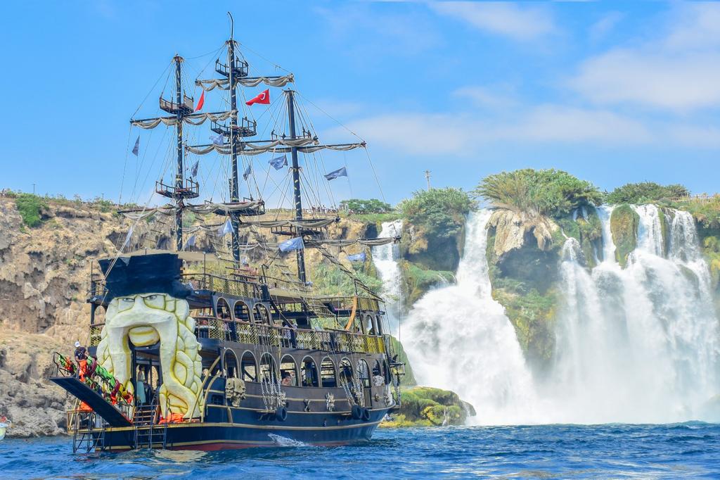 Pirate Belek boat trips with shows, fun, and sea views