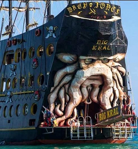 Pirate ship Big Kral in Side