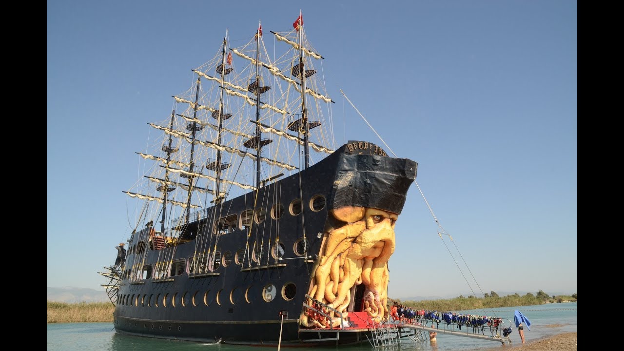 Pirate ship Big Kral in Side